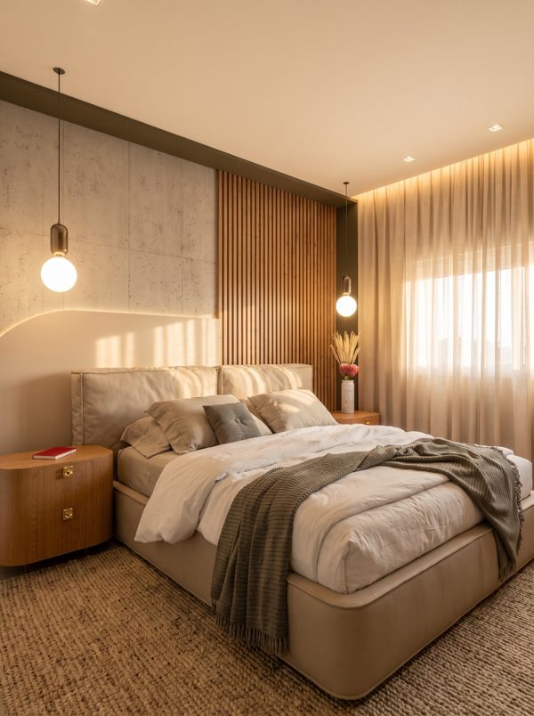 Quarto acolhedor com madeira, iluminação quente, cama estofada e tecidos em tons naturais